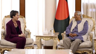 প্রধান উপদেষ্টা ড. মুহাম্মদ ইউনূসের সঙ্গে বাংলাদেশে নিযুক্ত যুক্তরাষ্ট্রের চার্জ দ্য অ্যাফেয়ার্স ট্রেসি জ্যাকবসন।