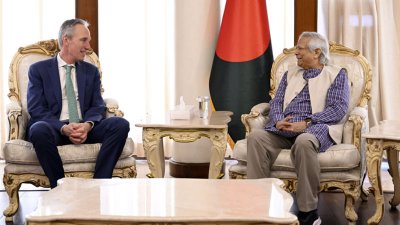 প্রধান উপদেষ্টা ড. মুহাম্মদ ইউনূসের সঙ্গে বিশ্বব্যাংকের ভাইস প্রেসিডেন্ট মার্টিন রেইজার।