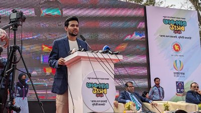 কথা বলছেন ক্রীড়া উপদেষ্টা আসিফ মাহমুদ সজীব ভূঁইয়া