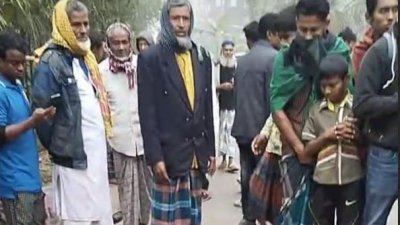ঘটনাস্থলে এলাকাবাসী