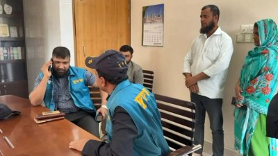 মাদারীপুরে আঞ্চলিক পাসপোর্ট অফিসে অভিযান চালিয়েছে দুদক