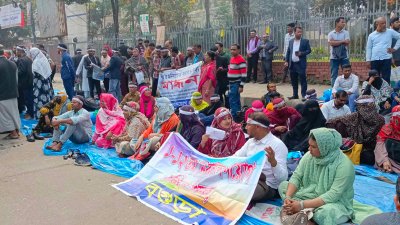 শাহবাগে জাতীয় জাদুঘরের সামনে নিয়োগপ্রত্যাশীদের অবস্থান কর্মসূচি