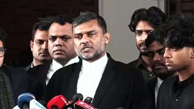 সাংবাদিকদের সঙ্গে কথা বলছেন আইনজীবী শিশির মনির