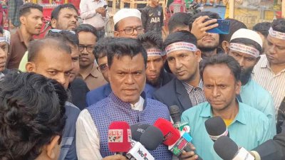 সচিবালয়ে বৈঠক শেষে শাহবাগে এসে সাংবাদিকদের সঙ্গে কথা বলছেন আন্দোলনের প্রধান সমন্বয়ক জি এম ইয়াছিন।