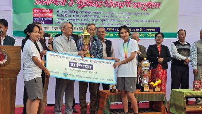 বিজয়ীদের হাতে পুরস্কার তুলে দেন সন্তু লার্মা