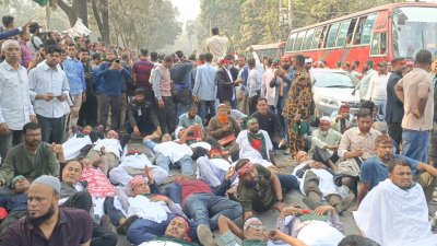 সচিবালয়ের সামনে রাস্তায় কাফনের কাপড় পড়ে শুয়ে পড়েন আন্দোলনকারী