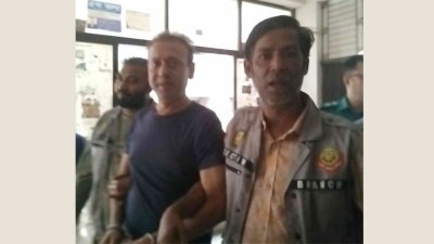 আদালত চত্বরে হোসেন মুহাম্মদ মুরাদ ওরফে সোহেল মুরাদ।