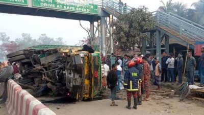 সড়ক বিভাজকে ধাক্কা দিয়ে ট্রাকটি উল্টে পড়ে