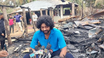 বাড়িতে সংবাদ সম্মেলন করেন নুরুজ্জামান কাফি