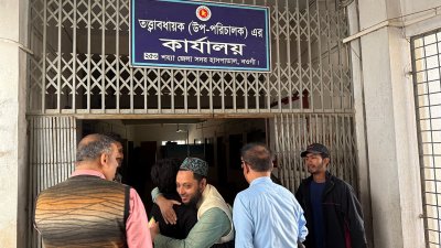 হাসপাতালে নানা অনিয়ম-দুর্নীতির অভিযোগ আনেন শিক্ষার্থীরা