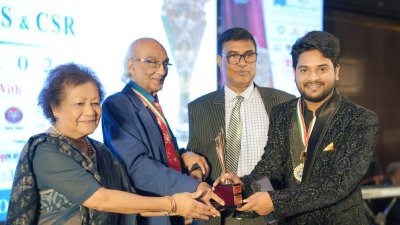 পুরস্কার গ্রহণ করছেন আল মাসিদ রণ