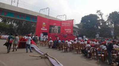 রাজু ভাস্কর্য এলাকায় সমাজতান্ত্রিক ছাত্রফ্রন্টের সমাবেশে উচ্চশব্দে মাইক ব্যবহার করায় প্রতিবাদ জানান ঢাবি শিক্ষার্থীরা