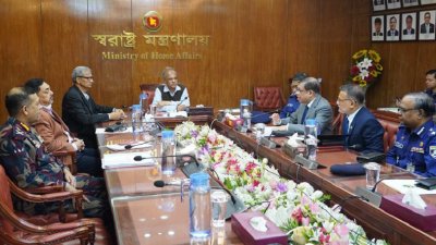 কথা বলছেন স্বরাষ্ট্র উপদেষ্টা লেফটেন্যান্ট জেনারেল (অব) মো. জাহাঙ্গীর আলম চৌধুরী