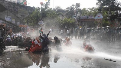 জলকামান ব্যবহারের পর ৮ থেকে ১০ জনকে আটক করে পুলিশ। ছবি: সাজ্জাদ হোসেন