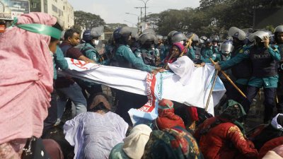 শাহবাগে শিক্ষকদের আন্দোলন থেকে ১৮ জনকে আটক করে পুলিশ।