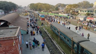 পার্বতীপুরে একসঙ্গে একই লাইনে দুই ট্রেন