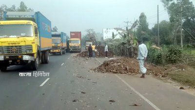 স্ক্র্যাপগুলো ট্রাক থেকে নামিয়ে রাস্তায় ফেলে দেওয়ায় জনভোগান্তির সৃষ্টি হয়