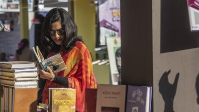 বসন্ত ও ভালোবাসা দিবসের ছোঁয়ায় রঙিন হয়ে উঠেছে বইমেলা। ছবি: সাজ্জাদ হোসেন