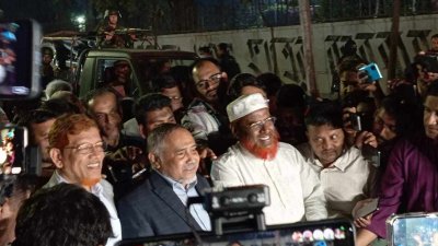 সাংবাদিকদের সঙ্গে কথা বলছেন জামায়াত ইসলামীর নায়েবে আমির ডা. আব্দুল্লাহ মোহাম্মদ তাহের