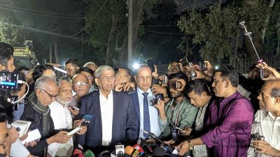 সাংবাদিকদের সঙ্গে কথা বলছেন মির্জা ফখরুল ইসলাম আলমগীর