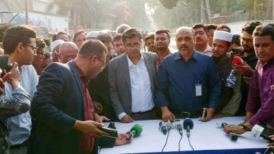 সাংবাদিকদের সঙ্গে কথা বলছেন প্রধান উপদেষ্টার প্রেস সচিব শফিকুল আলম।