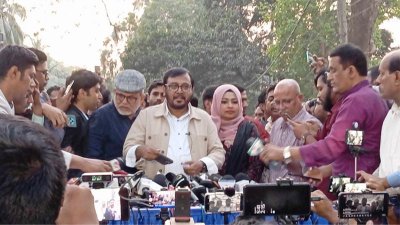 সাংবাদিকদের সঙ্গে কথা বলছেন এবি পার্টির চেয়ারম্যান মুজিবুর রহমান মঞ্জু।