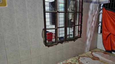 মসজিদের জানালার কাচ ভাঙচুর