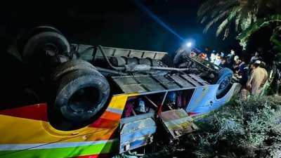 নিয়ন্ত্রণ হারিয়ে বাসটি সড়কের পাশে খাদে পড়ে যায়