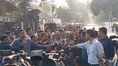 সাংবাদিকদের সঙ্গে কথা বলছেন সাইফুল হক