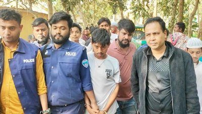 আদালতে জবানবন্দি দেওয়ার পর গ্রেফতারকৃত ছেলে সিয়াম মোল্লাকে কারাগারে পাঠানো হয়