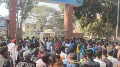 লালপুর থানার সামনে বিক্ষোভ ও ত্রিমোহনী এলাকায় ঈশ্বরদী-বানেশ্বর আঞ্চলিক সড়ক অবরোধ করেছেন বিএনপির নেতাকর্মীরা