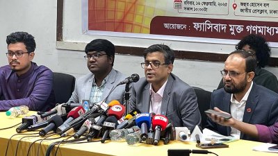 জাতীয় প্রেস ক্লাবের আলোচনা সভায় বক্তব্য রাখছেন শফিকুল আলম