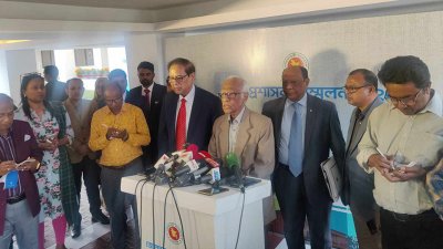 সাংবাদিকদের সঙ্গে কথা বলছেন শিক্ষা উপদেষ্টা ওয়াহিদউদ্দিন মাহমুদ