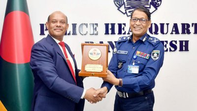 পুলিশের মহাপরিদর্শক বাহারুল আলমের সঙ্গে বেবিচক চেয়ারম্যান এয়ার ভাইস মার্শাল মো. মঞ্জুর কবীর ভূঁইয়া।