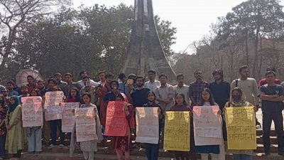 চট্টগ্রাম বিশ্ববিদ্যালয়ের ৯ ছাত্রীর বহিষ্কার বাতিল চেয়ে ক্যাম্পাসে মানববন্ধন করেছেন শিক্ষার্থীরা