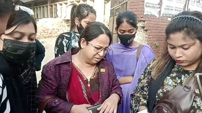 শিক্ষার্থীদের হাতে আটক কানিজ ফাতেমা লিমা