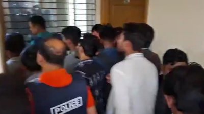 বহুতল ভবনে পুলিশের অভিযান