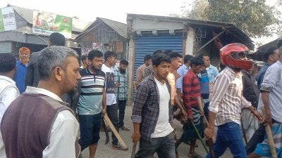 লাঠিসোঁটা হাতে নিয়ে হামলা চালান বিএনপির নেতাকর্মীরা