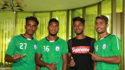 সতীর্থদের সঙ্গে মতিন (সবার বাঁয়ে) ও জনি (সবার ডানে)