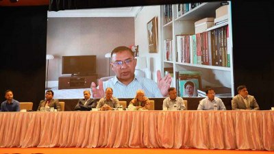 ভার্চুয়ালি যুক্ত হয়ে মতবিনিময় সভায় বক্তব্য রাখছেন তারেক রহমান