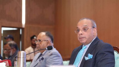 জেলা প্রশাসকদের উদ্দেশে বক্তব্য রাখছেন প্রধান বিচারপতি সৈয়দ রেফাত আহমেদ 