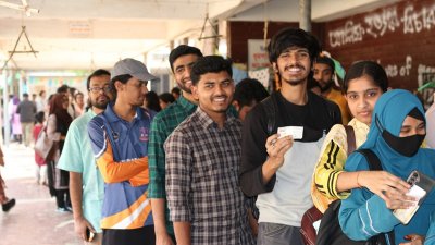 টিকিট কেটে প্রবেশ করছে দর্শনার্থীরা