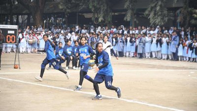 তারুণ্যের উৎসবের অংশ হিসেবে ঢাকার ভিকারুননিসা নূন স্কুল অ্যান্ড কলেজ মাঠে ২২ জানুয়ারি অনুষ্ঠিত একটি হ্যান্ডবল ম্যাচের দৃশ্য।