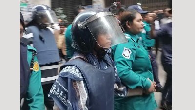 আদালত চত্বরে ফারজানা রুপা।