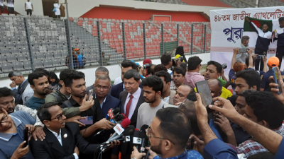 ঢাকার জাতীয় স্টেডিয়ামে সংবাদমাধ্যমের সঙ্গে কথা বলছেন ক্রীড়া উপদেষ্টা