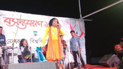 বসন্তবরণ অনুষ্ঠানে শিক্ষার্থীদের মাতিয়েছেন কুদ্দুস বয়াতী