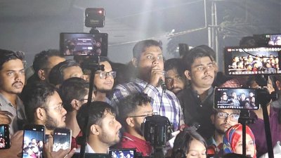 বিক্ষোভ সমাবেশে বক্তব্য দিচ্ছেন হাসনাত আব্দুল্লাহ।