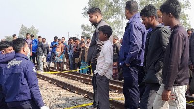 পার্বতীপুর-ফুলবাড়ী রেলওয়ের হলিদবাড়ী রেলগেট থেকে মরদেহটি উদ্ধার করা হয়
