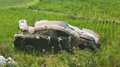দুমড়েমুচড়ে যাওয়া বরের গাড়ি