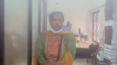 অবরুদ্ধ করে রাখা ছাত্রলীগ নেত্রী সামিয়া আক্তার বৈশাখী (ভিডিও থেকে নেওয়া ছবি)